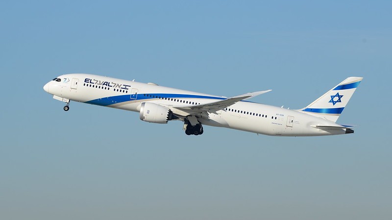 el al dreamliner taking off